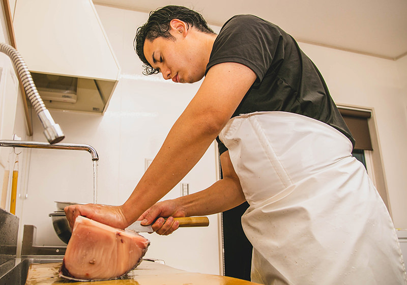 魚を捌いている店主の画像