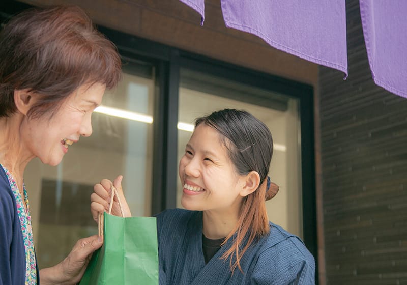 笑顔で接客するスタッフの画像