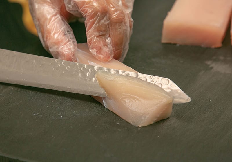 魚を捌いている近接の画像